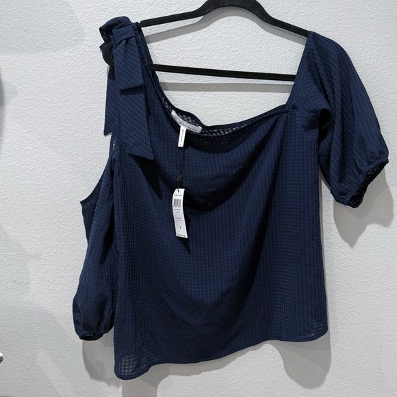 BCBGeneration Navy One-Shoulder Bow Top – Size M - Picture 4 of 5